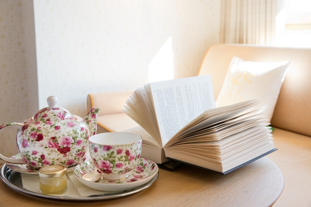 Tee und ein Buch im Silber Doppelzimmer