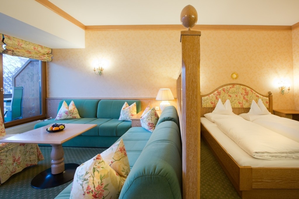 Wohn- und Schlafbereich des Komfort Doppelzimmer Lech am Arlberg