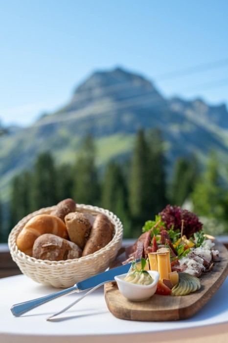 Zu Mittag speisen Sie auf der Sonnenterrasse der Sonnenburg typisch alpin, am Nachmittag servieren wir Ihnen hausgemachte Mehlspeisen mit einzigartiger Aussicht auf die Gipfel der Lecher Bergwelt.
