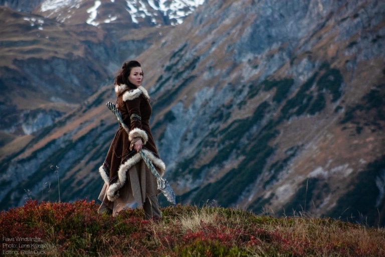 LARP-Charakter Fiave Windtänzer steht vor der Berglandschaft des Arlbergs © Stella Duck & Lena Krause