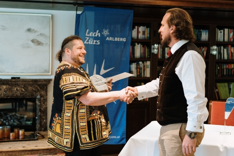 Sonnenburg-Geschäftsführer Gregor Hoch gratuliert Martin Uckley zum Gewinn des Gedicht-Wettbewerbs 2019