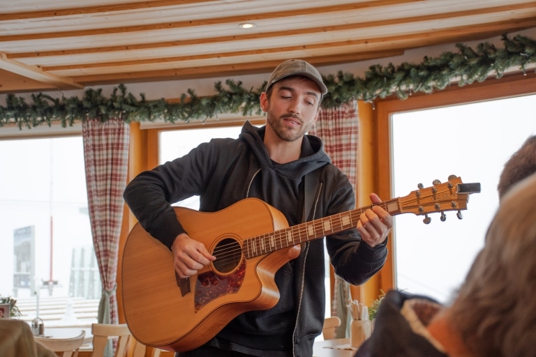 Die Musik des Künstlers Elto umrahmt das Literaturfestival in Lech am Arlberg