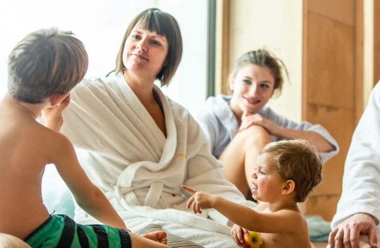 Eine Familie im Poolbereich