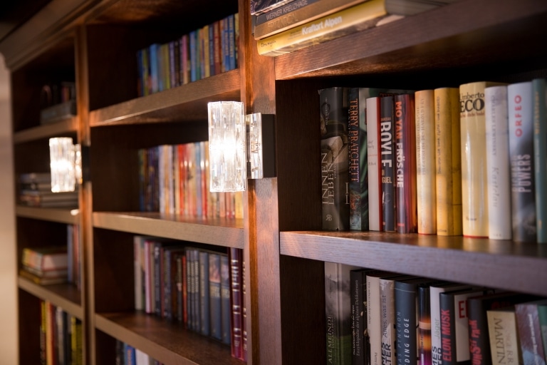 Bücherregal mit beleuchtetem Interieur in einem gastronomischen Umfeld