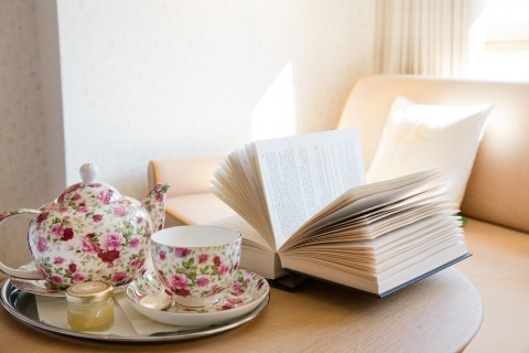 Tee und ein Buch im Silber Doppelzimmer Als Literaturhotel in Oberlech am Arlberg liegt unser Fokus auf dem geschriebenen Wort