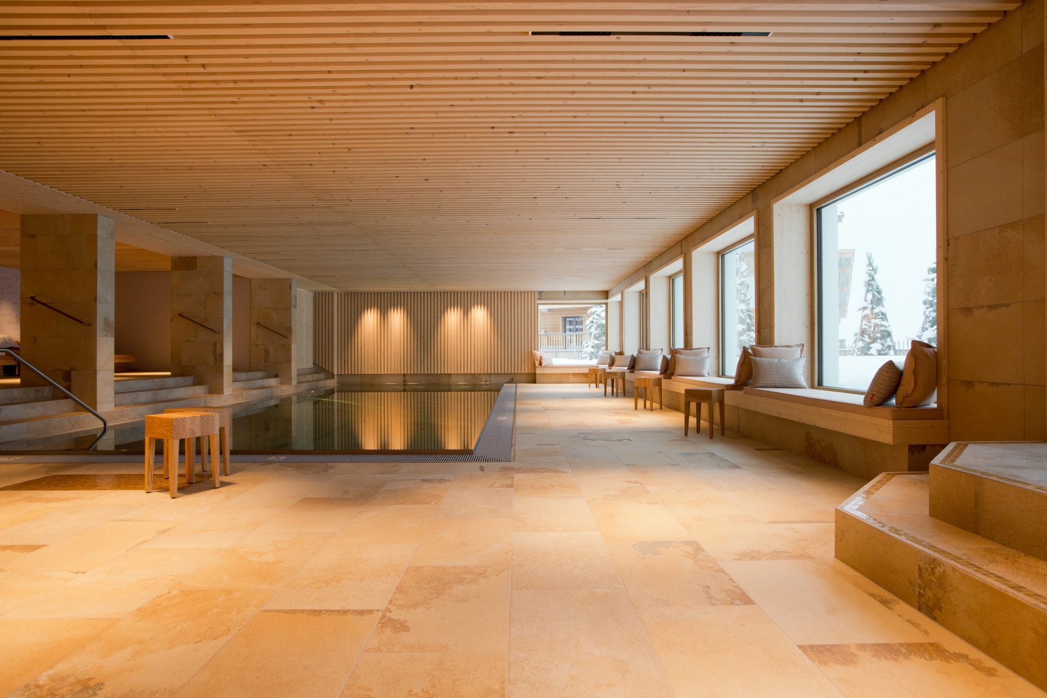 Moderne Wellness-Landschaft mit Schwimmbad und Holzdecke