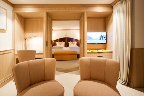 Gold Junior Suite Blick über die gesamte Gold Junior Suite im Hotel Lech Sonnenburg
