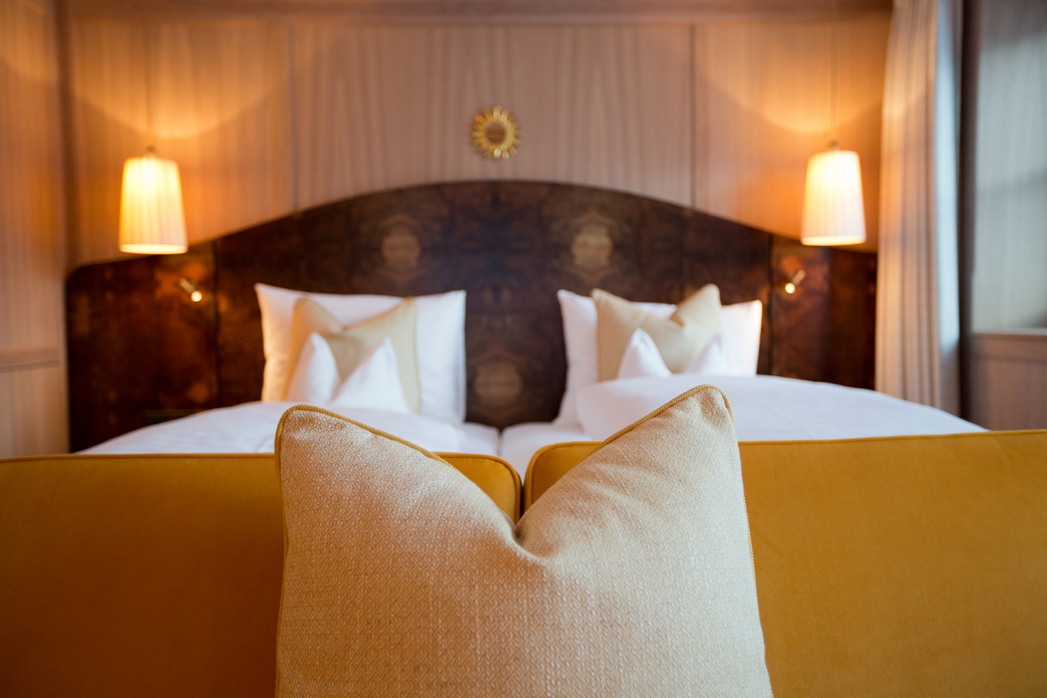 Luxuriöses Doppelbett bestehend aus zwei Boxspringbetten im 5 Sterne Hotel in Lech am Arlberg