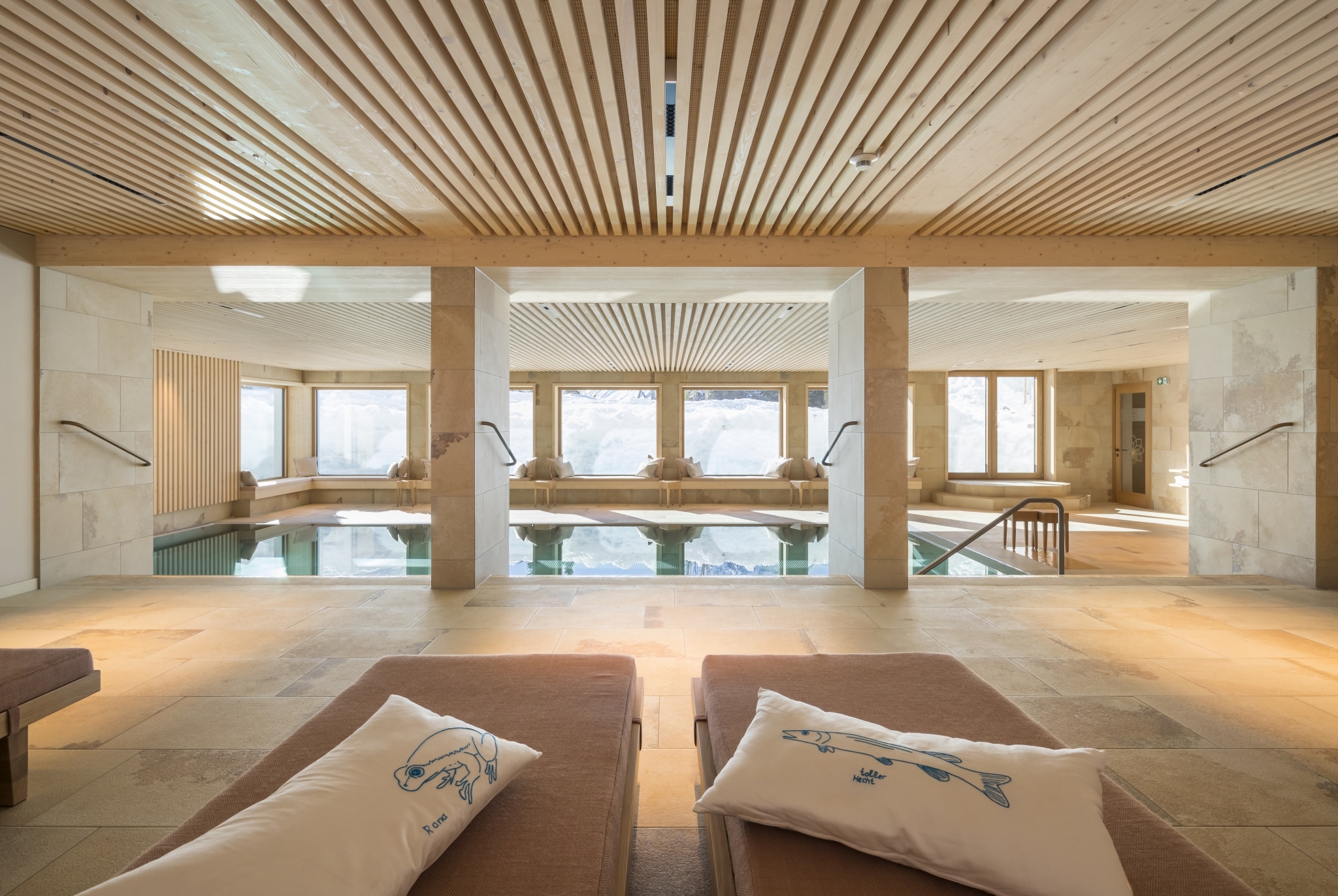 Luxuriöser Wellnessbereich mit Innenpool und gemütlichen Liegen