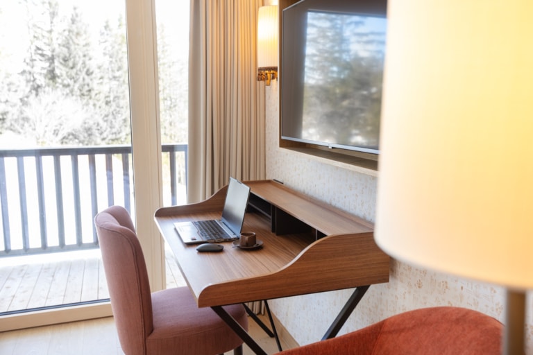 Schreibtisch mit Sessel und Laptop