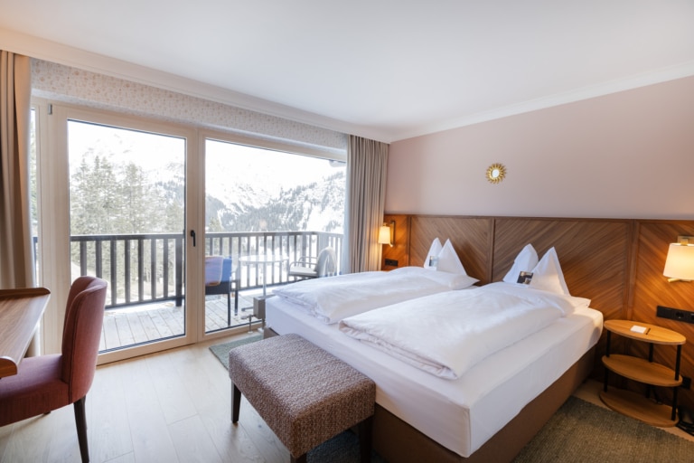 Doppelzimmer mit Bett und Balkon