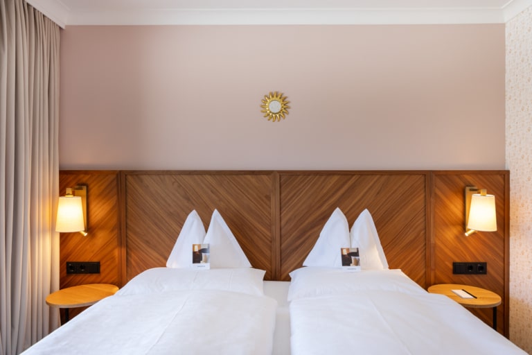 Doppelbett mit Polstern