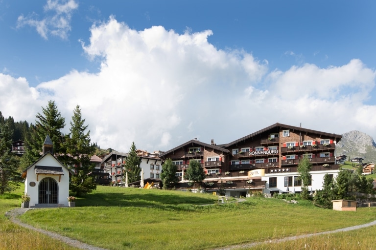 Die Sonnenburg in Oberlech am Arlberg ist das optimale Familienhotel zum Wandern in Österreich