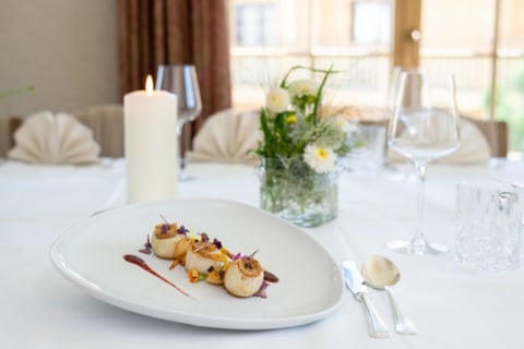 Restaurant Arlberg Gefüllte Zwiebeln serviert im Sonnenburg-Restaurant am Arlberg