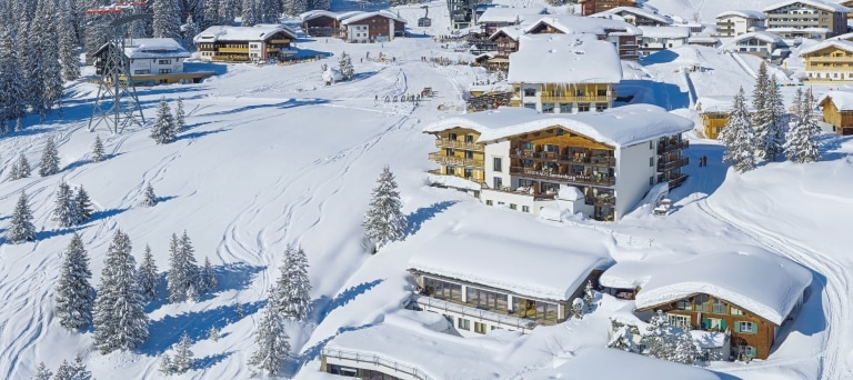 Außenansicht des 4-Sterne Superior Hotel Lech Landhaus Sonnenburg im Winter