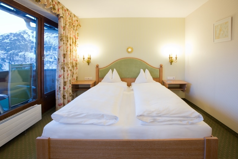 Hochwertiges Doppelbett im Landhaus Sonnenburg Doppelzimmer in Oberlech am Arlberg