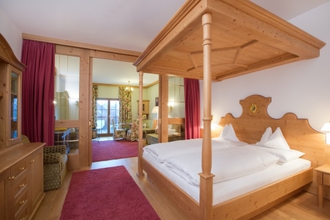 Junior Suite Blick über die Junior Suite des 4 Sterne Superior Hotel Lech Landhaus Sonnenburg