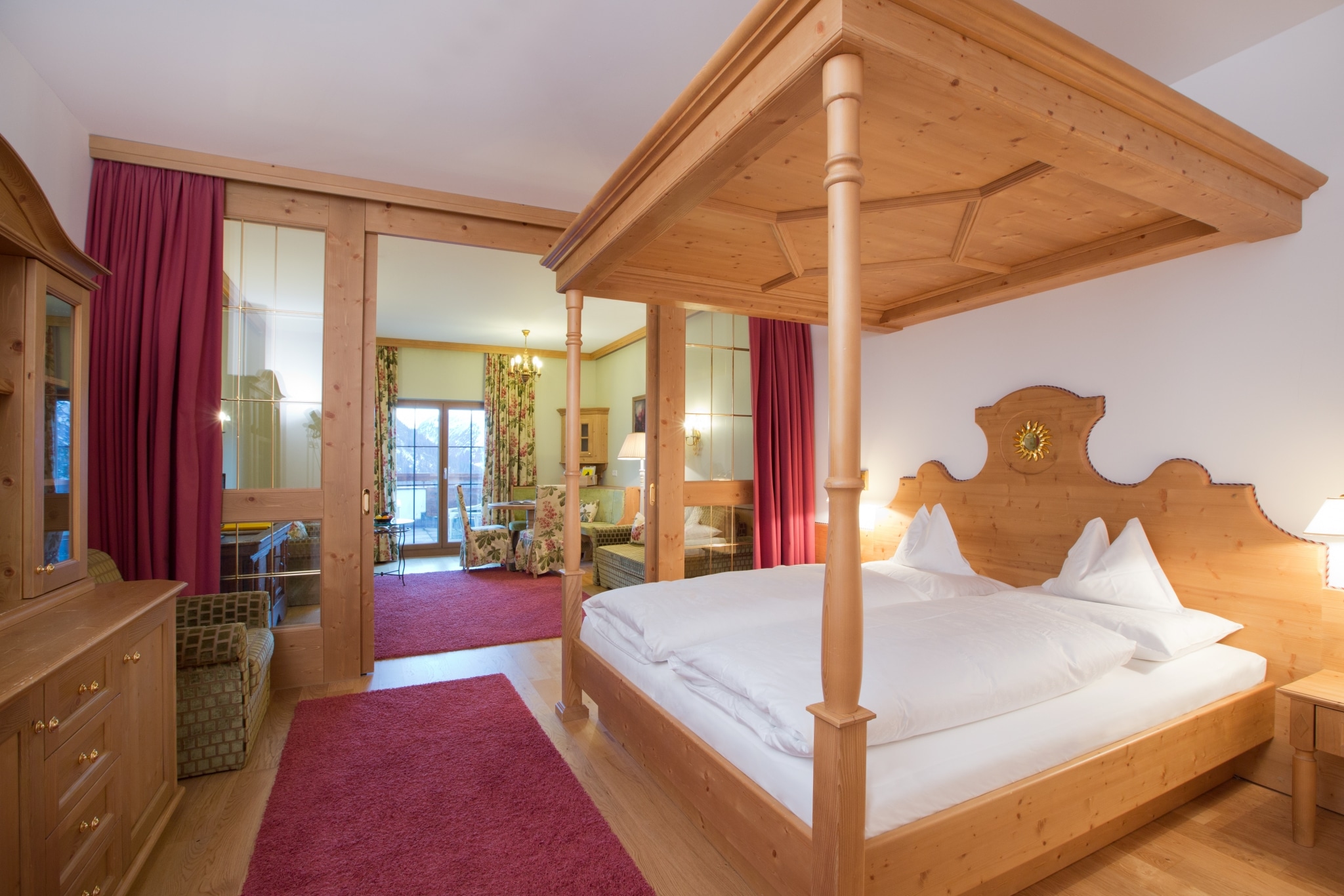 Blick über die Junior Suite des 4 Sterne Superior Hotel Lech Landhaus Sonnenburg