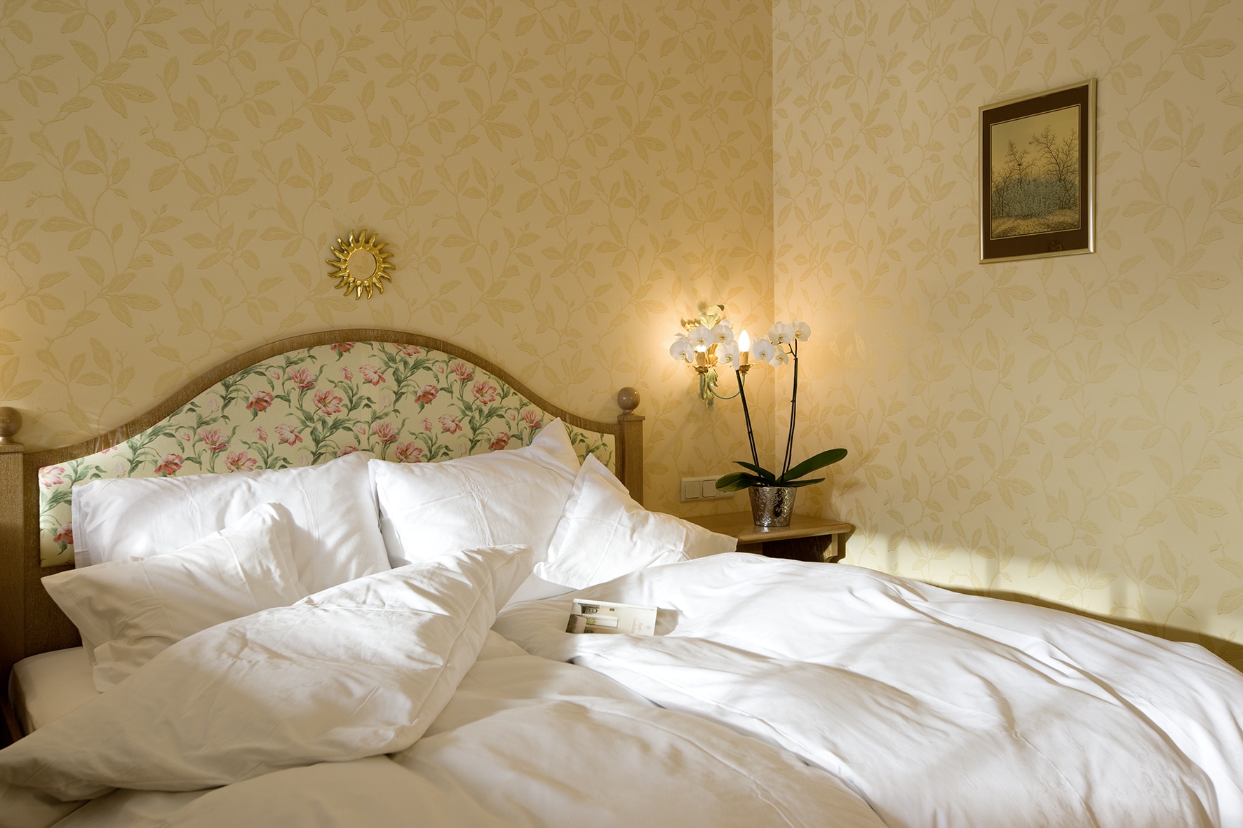 Bequemes Doppelbett im 4 Sterne Superior Hotel Lech Landhaus Sonnenburg am Arlberg