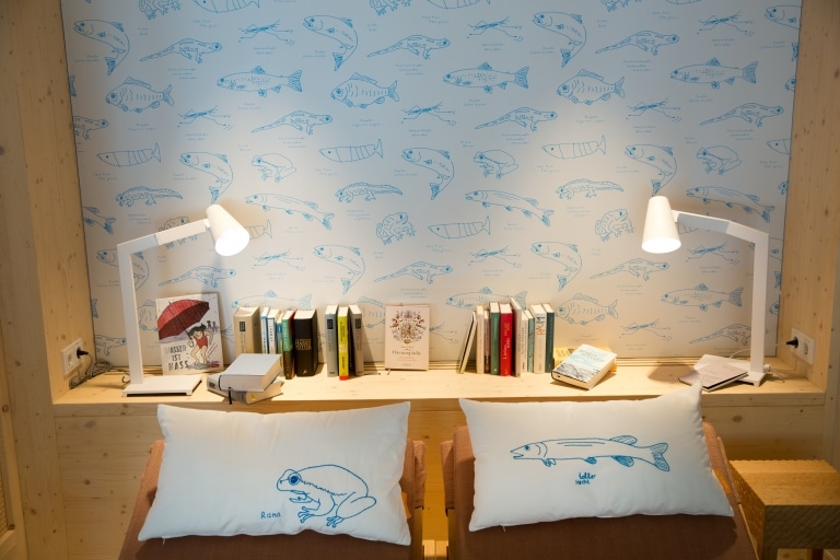 Schwimmbad-Bibliothek im Hotel Sonnenburg in Lech am Arlberg