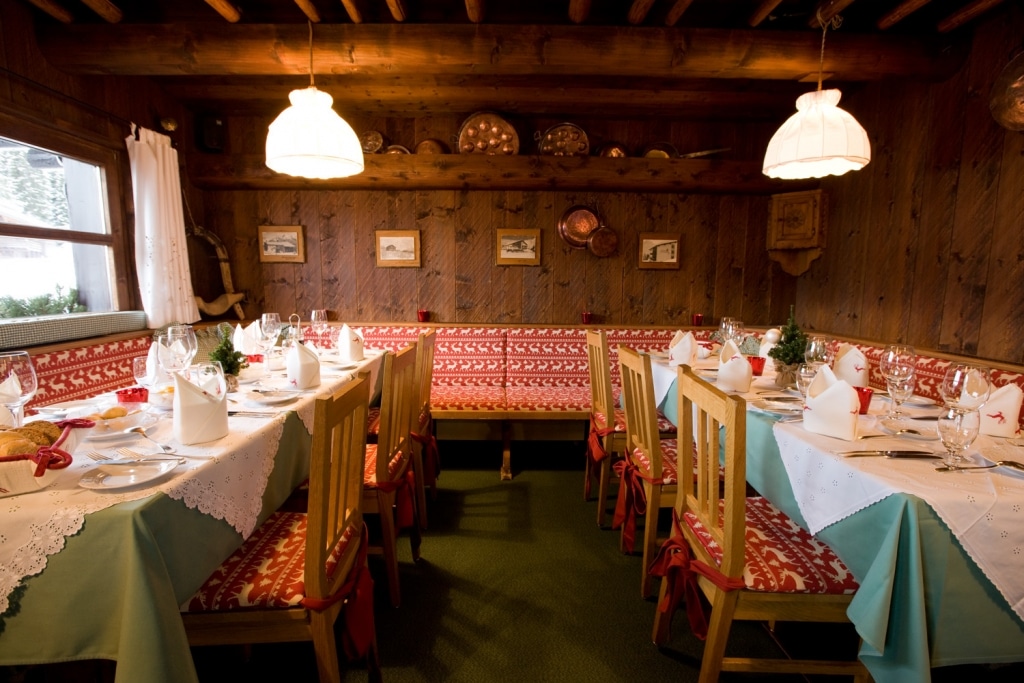 Im Restaurant Crêperie Schüna in Oberlech speisen Sie in urigem Ambiente