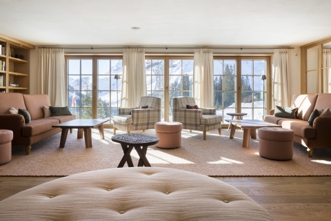 Familienhotel Sonnenburg in Oberlech Kaminlobby des Hotel Sonnenburg in Oberlech mit Kamin und Sitzmöglichkeiten