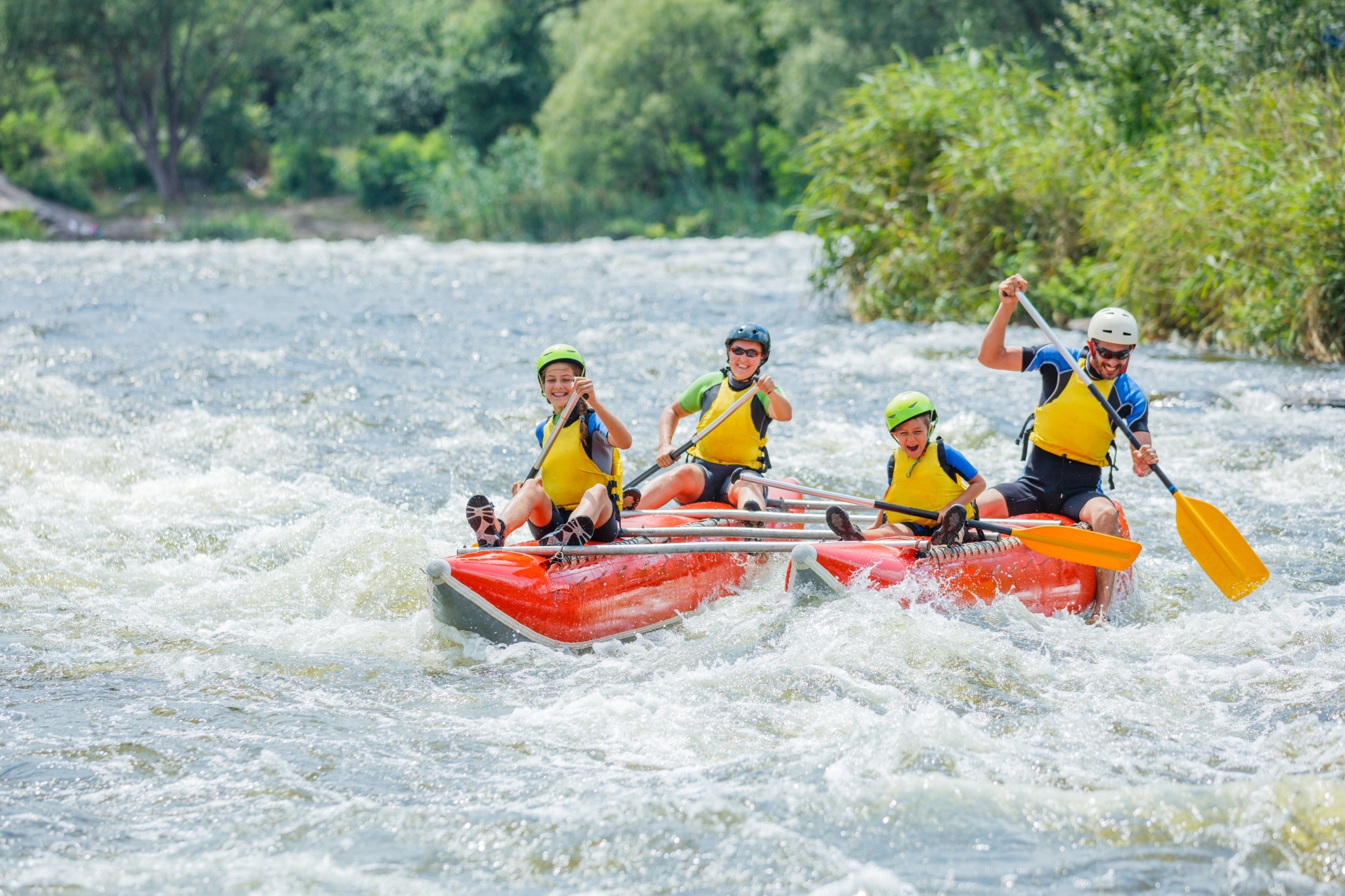 Spaß beim Rafting haben Familien in Österreich auf dem Lech beim Familienurlaub in den Bergen