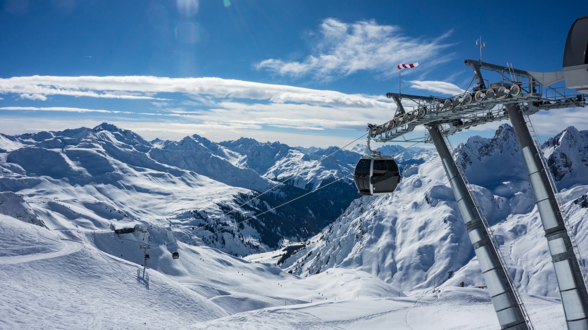 Über 300 Pistenkilometer mit wunderschöner Aussicht erwarten Sie im Skigebiet Lech Zürs