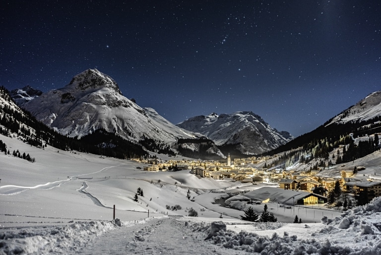 Winterliche Lech am Arlberg bei Nacht