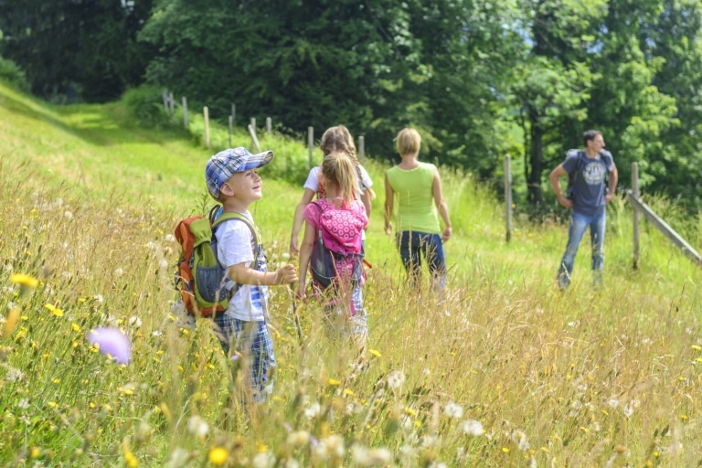 Das Hotel Sonnenburg in Oberlech eignet sich ideal zum Wandern mit der Familie in Österreich. Auch als Großfamilie haben Sie viel Spaß beim Familienurlaub in den Bergen