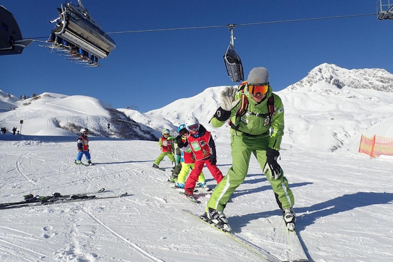 In der Kinderskischule Oberlech lernen Kinder das Skifahren von Profis