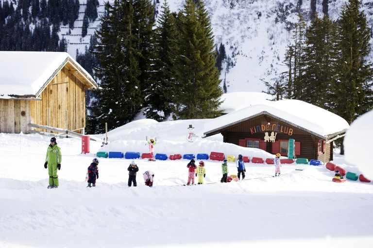 Am Kinderhang können die Kleinen Skifahren. Familienhotel Sonnenburg in Oberlechist beliebt für seinen Kinderclub