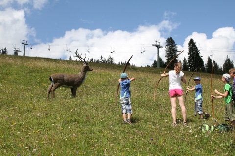 Bogenschießen in Lech am Arlberg Beim Bogenschießen in Lech am Arlberg lernen Kinder Präzision und Ausdauer