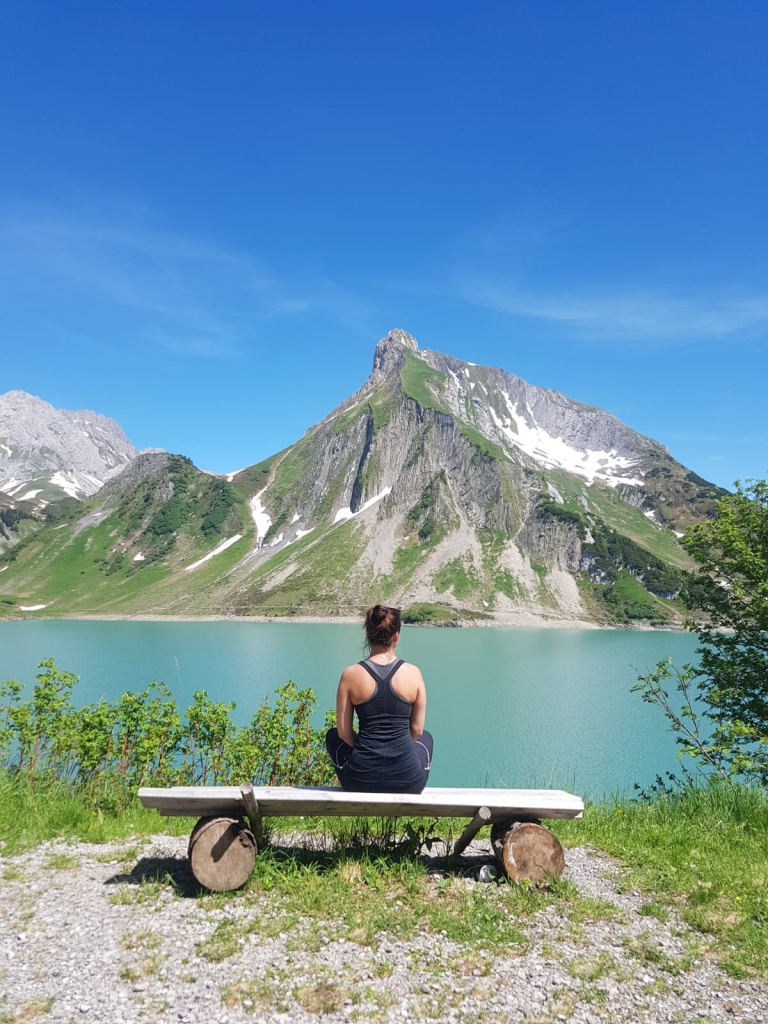 Genießen Sie Yoga inmitten der Bergwelt von Oberlech.