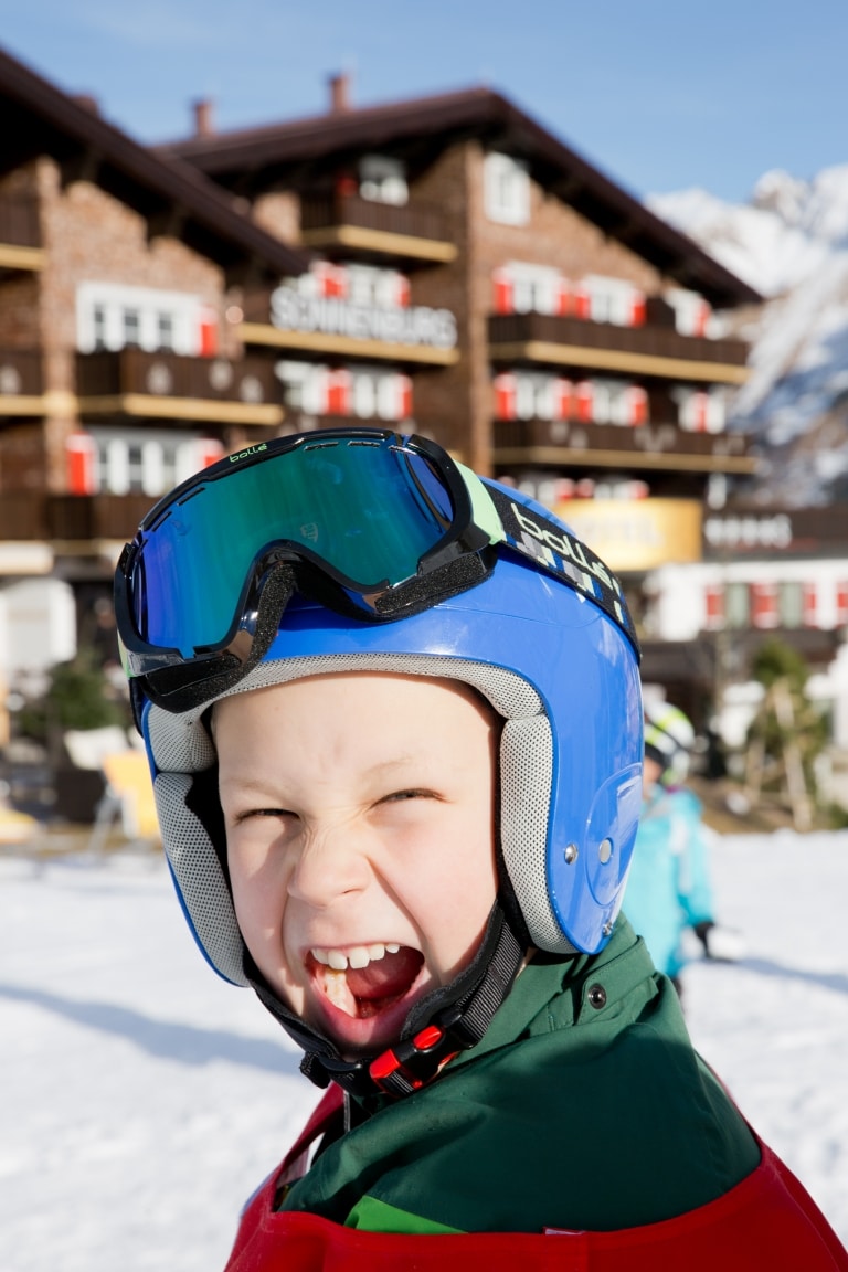 Kinder lieben es, beim Familienurlaub in der Sonnenburg im Schnee zu spielen