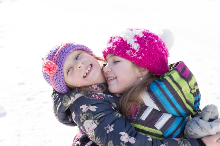 Kinder lieben es, beim Familienurlaub in der Sonnenburg gemeinsam im Schnee zu spielen