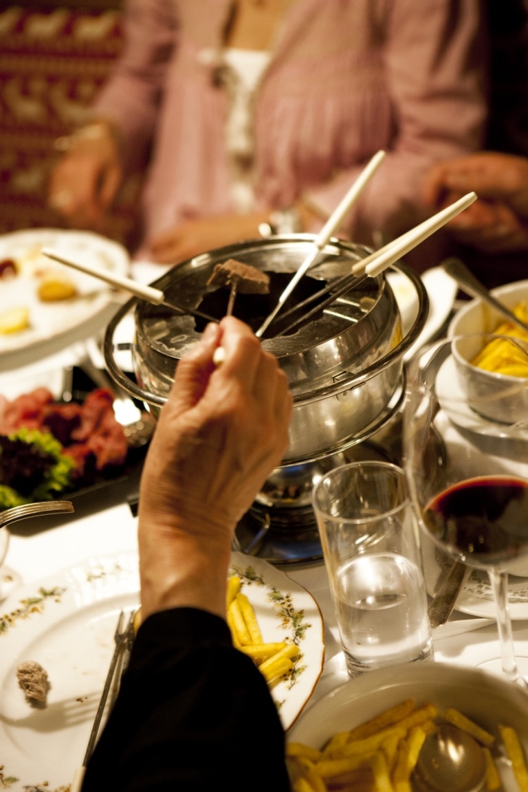 Gemeinsames Fondue essen mit der ganzen Familie