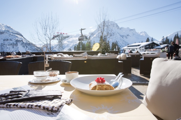 Sonnenterrasse der Sonnenburg in Oberlech am Arlberg direkt an der Piste