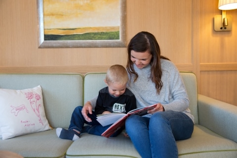Familienurlaub Familie am Zimmer in der Sonnenburg