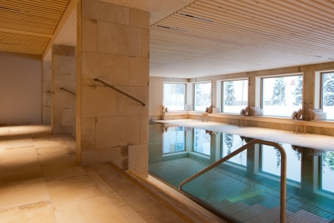 Poolbereich in der Sonnenburg In der Sonnenburg in Oberlech ist die gesamte Familie willkommen