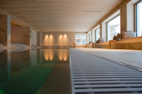 Als Hotel mit Pool lädt das Sonnenburg Hotel Oberlech ein zum Schwimmen. Als Hotel mit Pool lädt das Sonnenburg Hotel Oberlech ein zum Schwimmen.