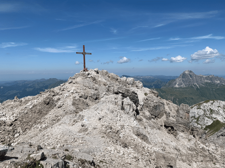 Erklimmen Sie die großen und kleinen Gipfel im Wandergebiet Arlberg vom Wanderhotel Sonnenburg