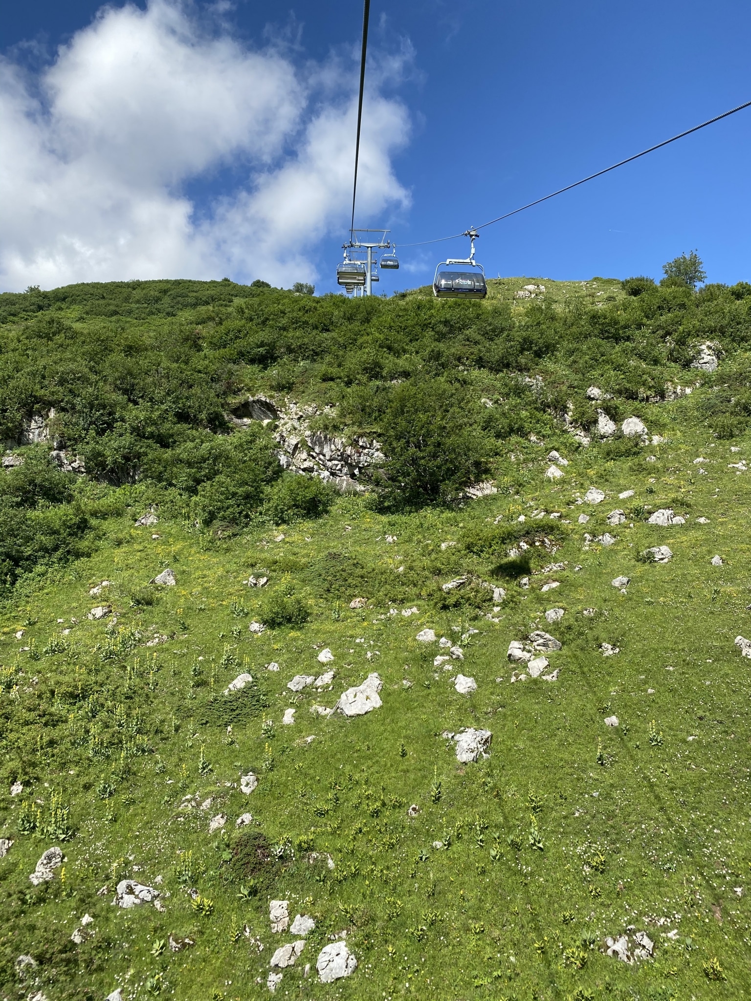 Im Urlaub in Lech am Arlberg im Sommer bringen Sie zahlreiche Bergbahnen zu den Berggipfeln