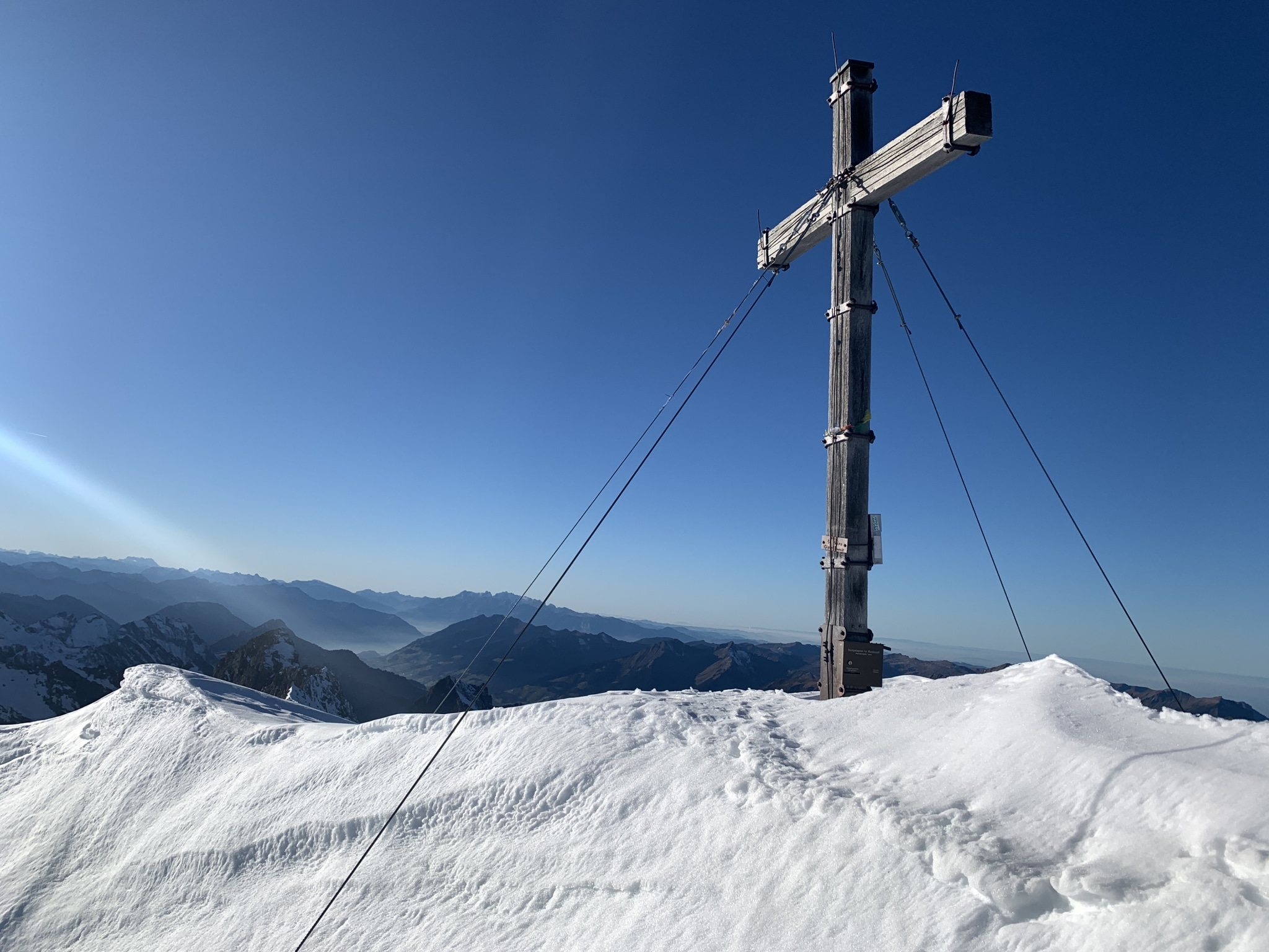 Gipfel erklimmen beim Schneeschuhwandern in Lech