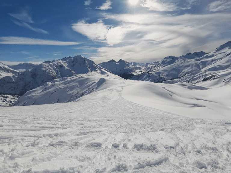 Das Skigebiet Lech Zürs bietet Ihnen zahlreiche Pistenkilometer mit schönstem Ausblick