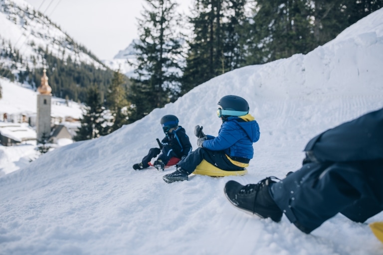 Rodeln am Arlberg ist ein großer Spaß für Klein und Groß