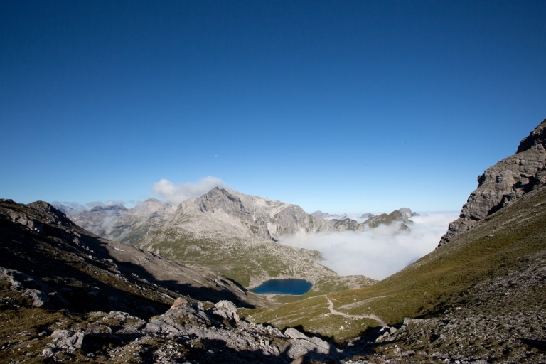 Leuchtend bunte Wälder, wärmendes Sonnenlicht und Fernsicht vom Feinsten: Der goldene Herbst ist die wohl schönste Jahreszeit zum Wandern am Arlberg.