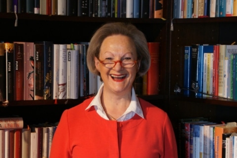 Ulrike Wolz Ulrike Wolz gibt Orientierung im Dschungel der Neuerscheinungen und mach Lust auf Lesen im Literatursalon Sonnenburg