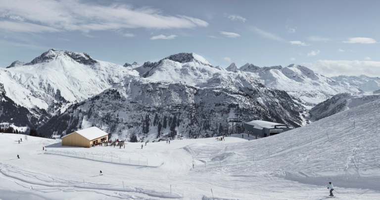 Blick auf die Skihütte Der WOLF mit Aussicht auf die Berge - Foto von Adolf Bereuter