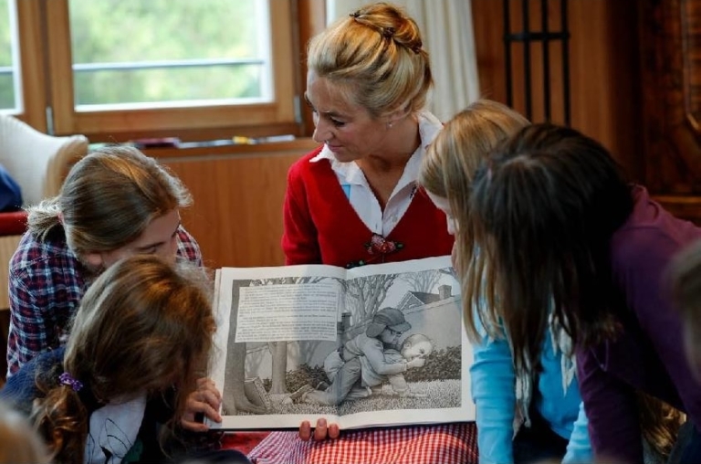 Nadine Schwengenbecher präsentiert ihreLiteraturwerkstatt für Kinder in der Sonnenburg